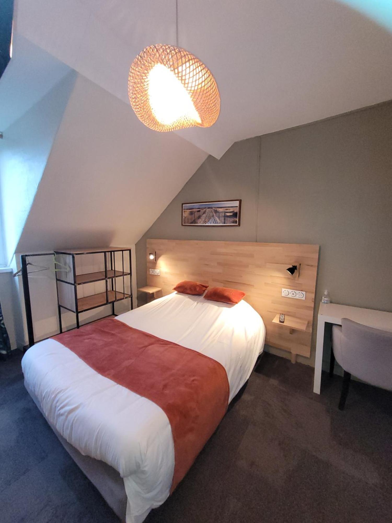 Le Petit Montmartre Hotel Dinard Bagian luar foto