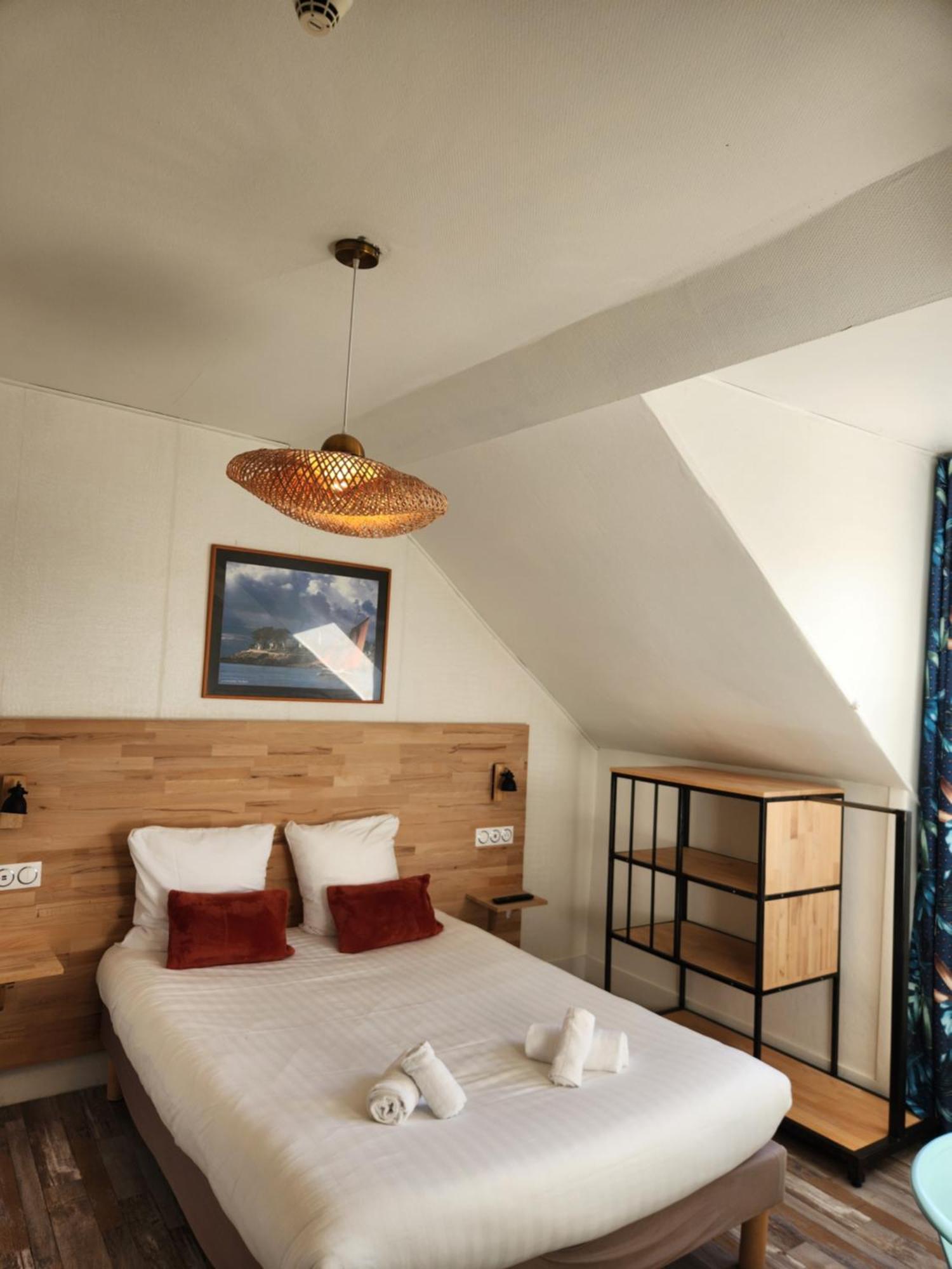 Le Petit Montmartre Hotel Dinard Bagian luar foto