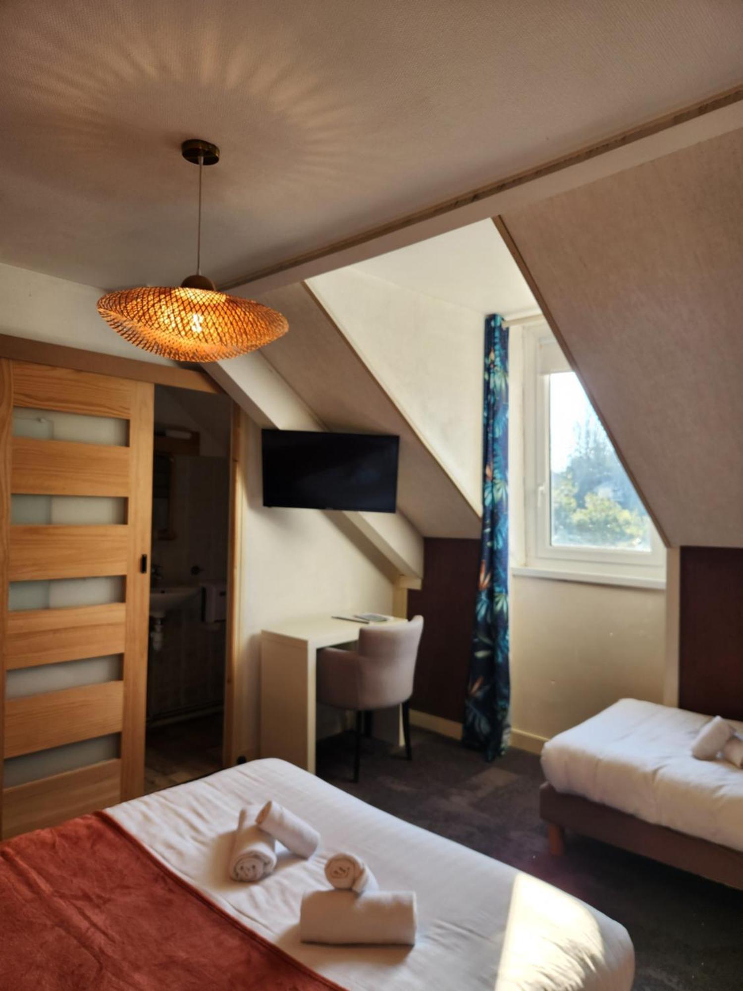 Le Petit Montmartre Hotel Dinard Bagian luar foto
