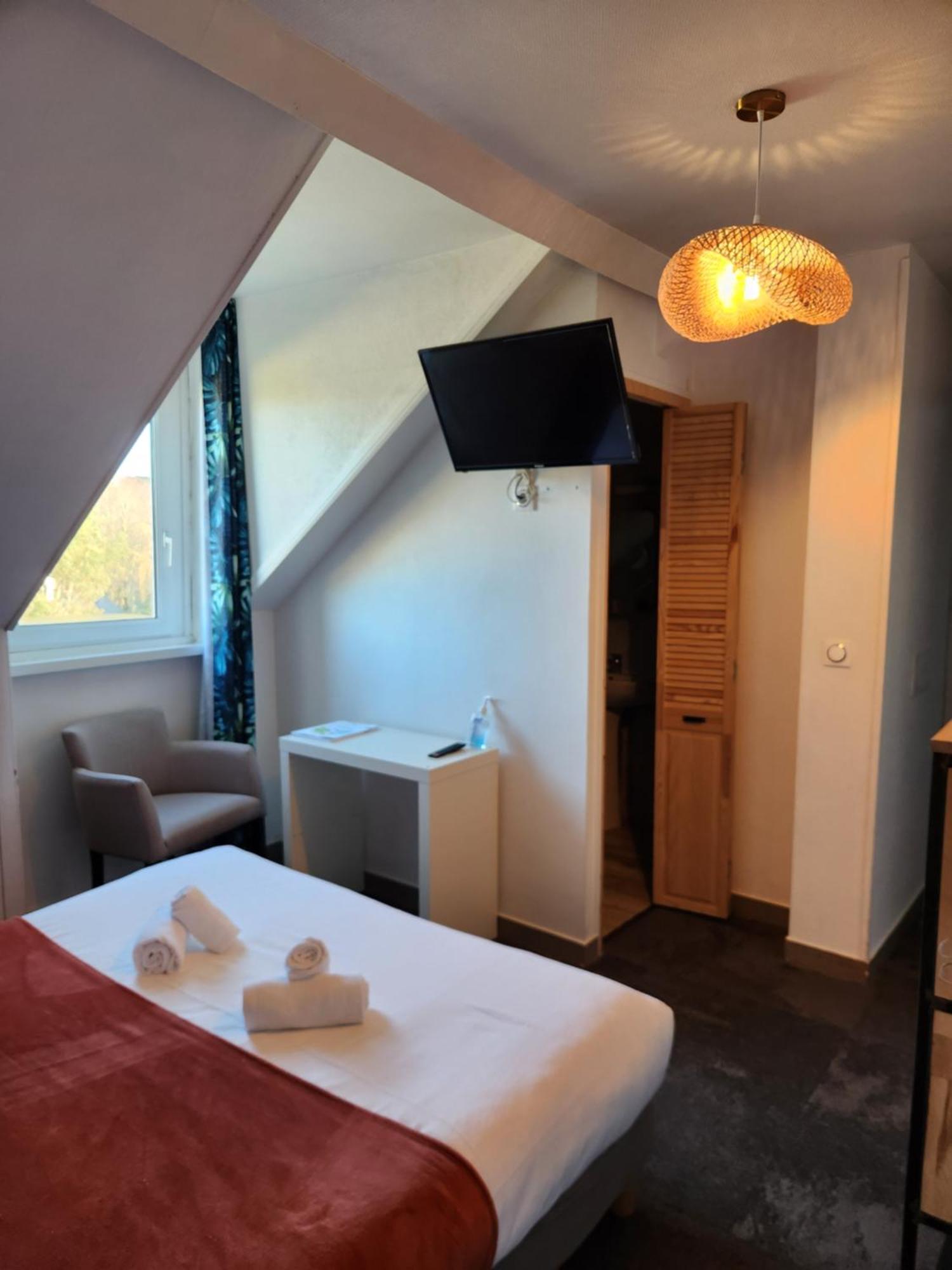Le Petit Montmartre Hotel Dinard Bagian luar foto