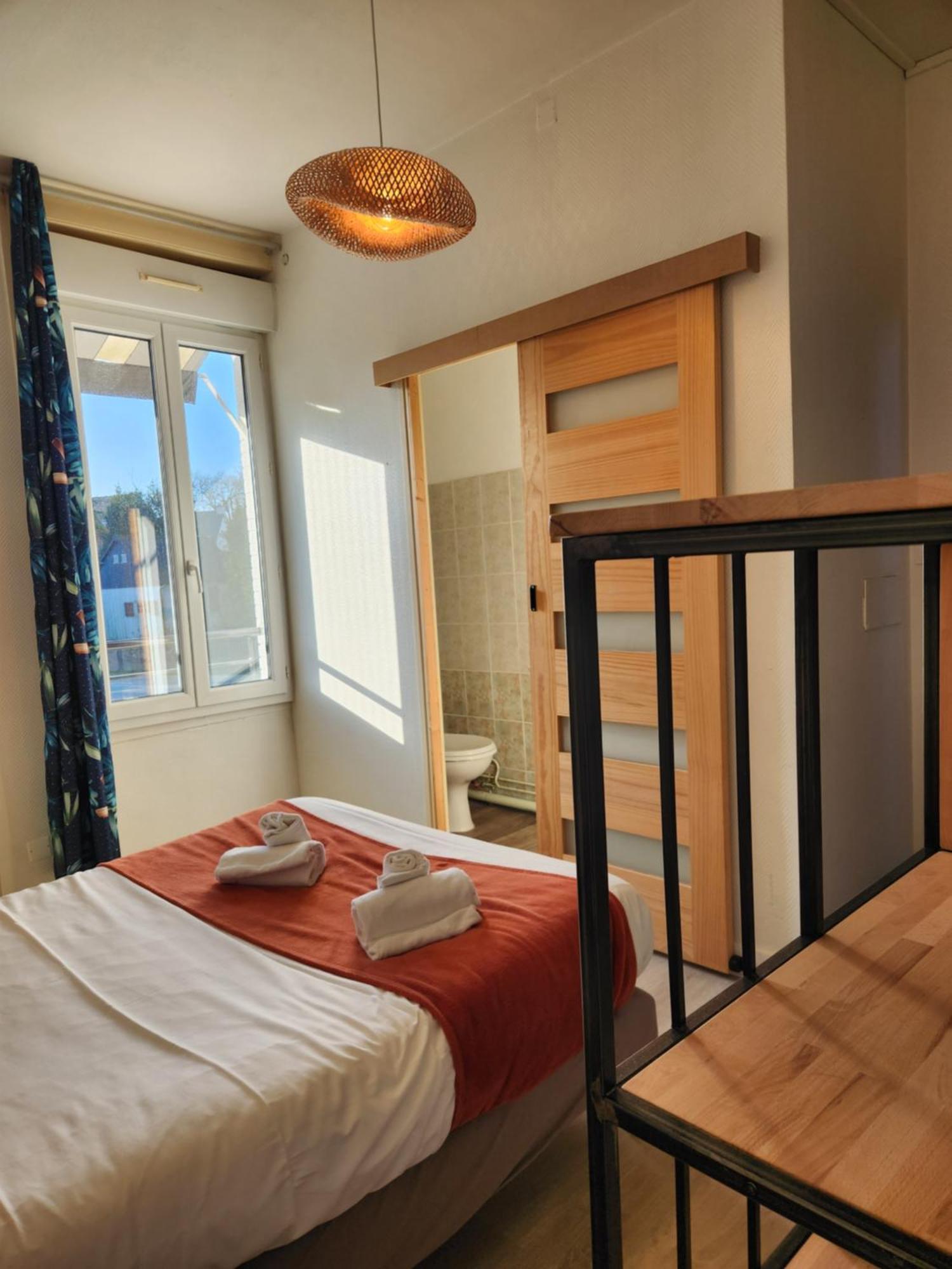 Le Petit Montmartre Hotel Dinard Bagian luar foto