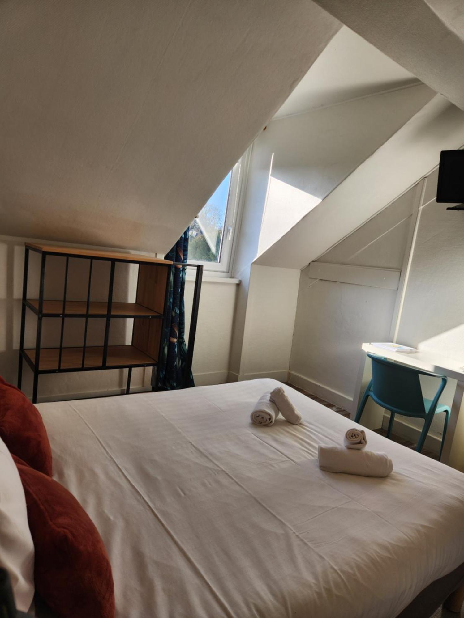 Le Petit Montmartre Hotel Dinard Bagian luar foto