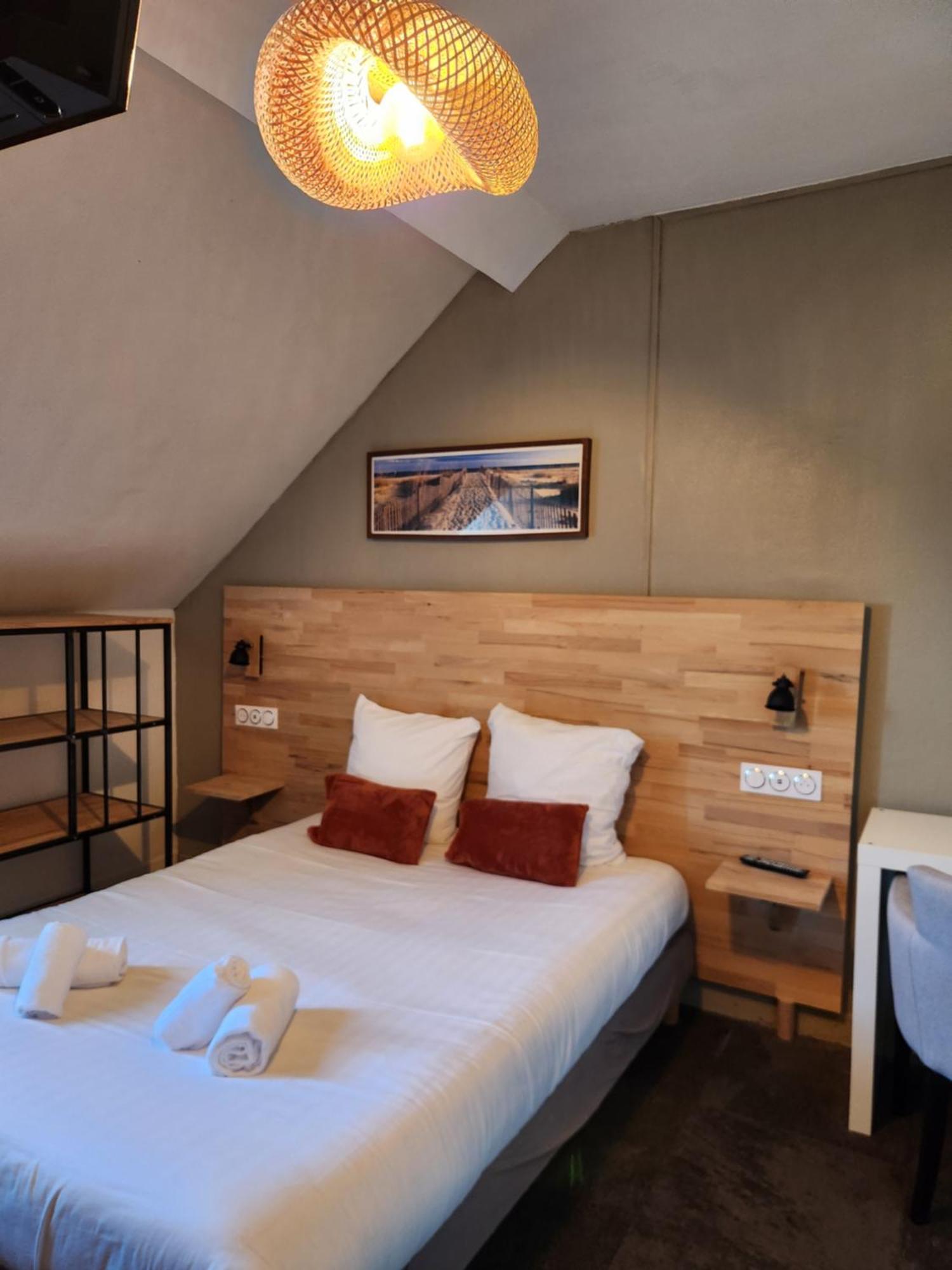 Le Petit Montmartre Hotel Dinard Bagian luar foto